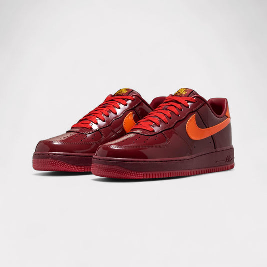 Nike Air Force 1 Low QS "Patent Leather" dans le coloris officiel Dark Team Red / Safety Orange